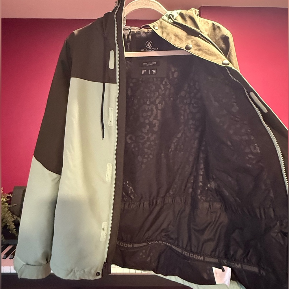 Volcom size small women’s Ski and Snowboarding jacket, worn twice, super warm! - Picture 3 of 3
